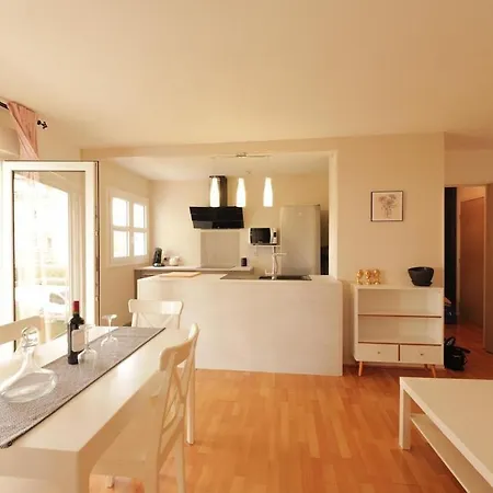 Comme A Apartment